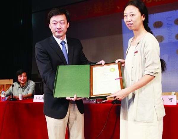 苏大艺术学院院长田晓明为马可颁发兼职教授聘书。杜 立 摄