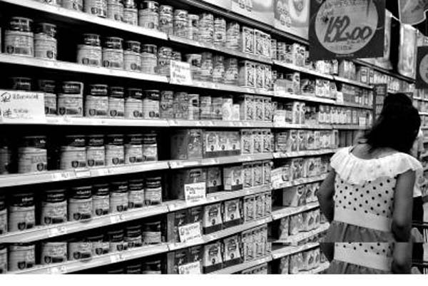 国产奶粉销售并没立竿见影地上涨。 摄影 李里